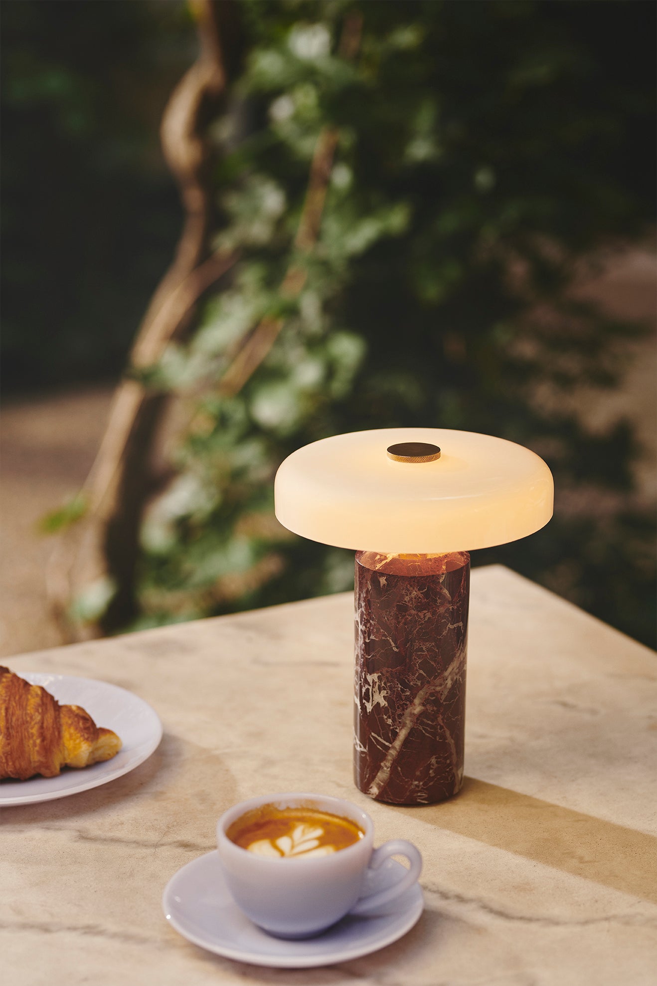 Lampe à poser en marbre brut, rechargeable et fabriquée artisanalement, avec un globe en verre soufflé à la bouche. Une pièce unique au charme naturel.