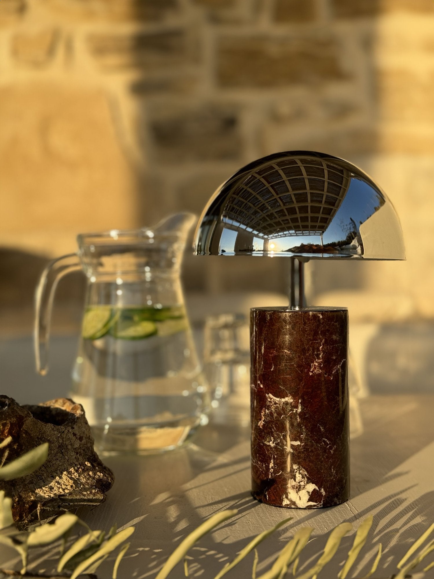 Chaque lampe est unique, conçue à la main dans du marbre brut, avec un système rechargeable pour une liberté totale d’installation.