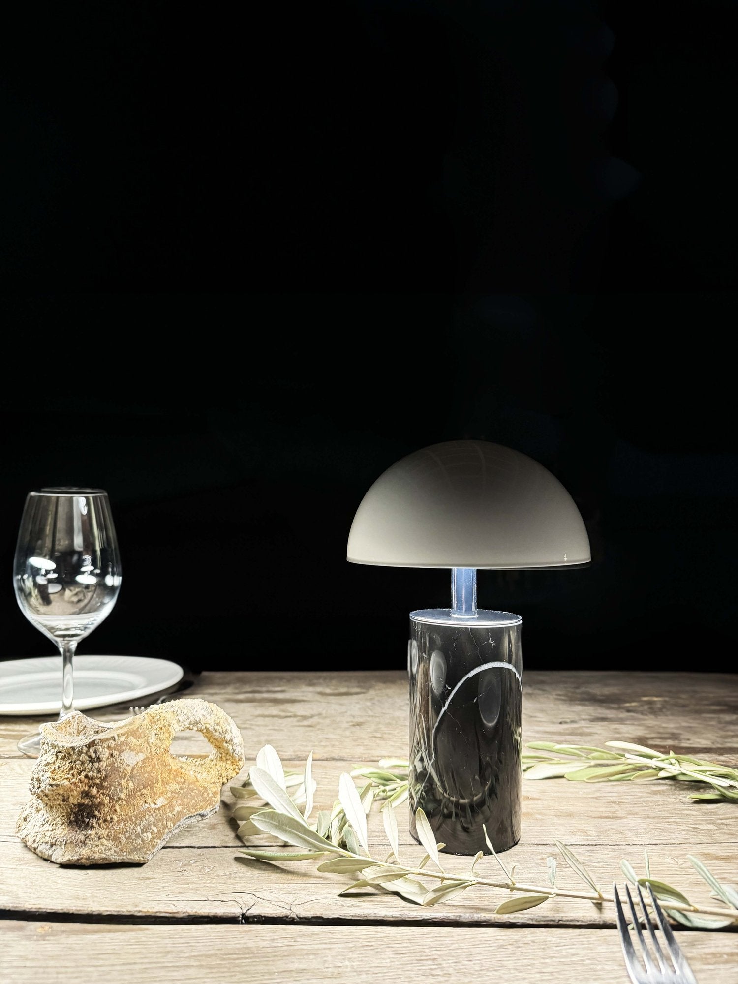 Cette lampe sans fil, taillée dans du marbre brut et façonnée à la main, est idéale pour une déco naturelle et épurée.