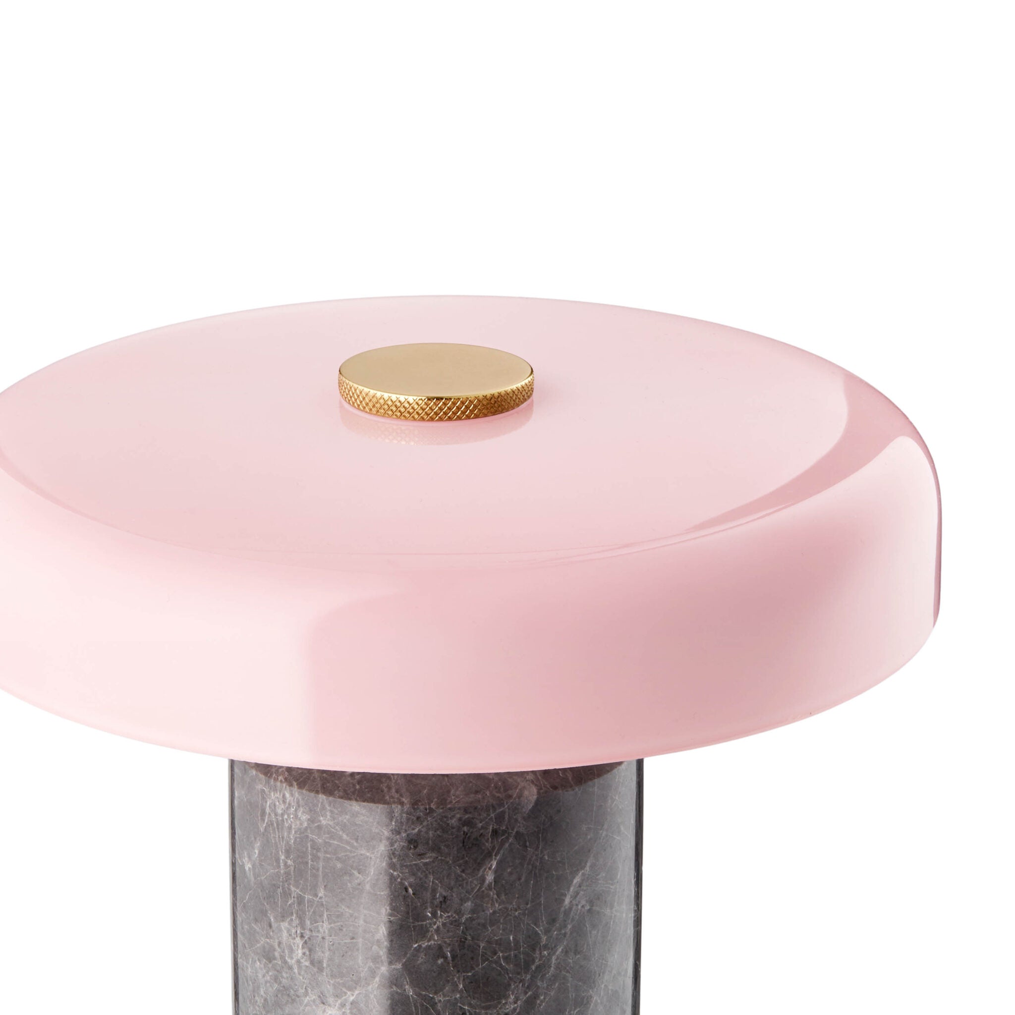 Fonctionnelle et élégante, cette lampe en marbre brut est rechargeable et s’utilise aussi bien à l’intérieur qu’à l’extérieur. Un must pour vos ambiances douces.
