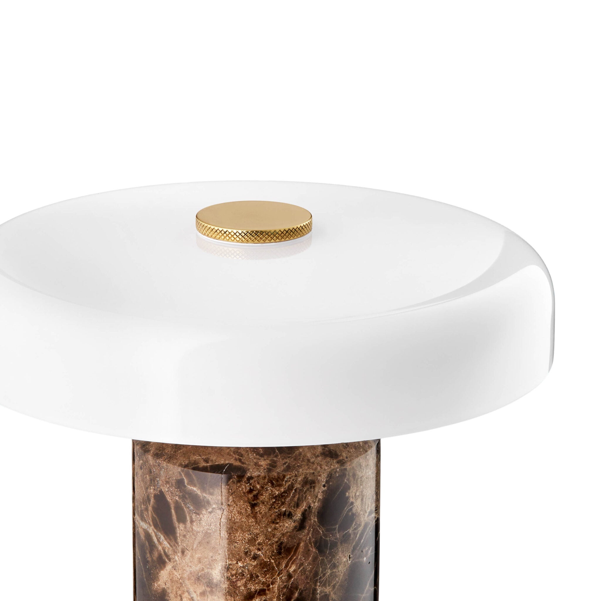 Cette lampe artisanale rechargeable se distingue par l’équilibre entre le marbre brut et le verre soufflé avec finesse.