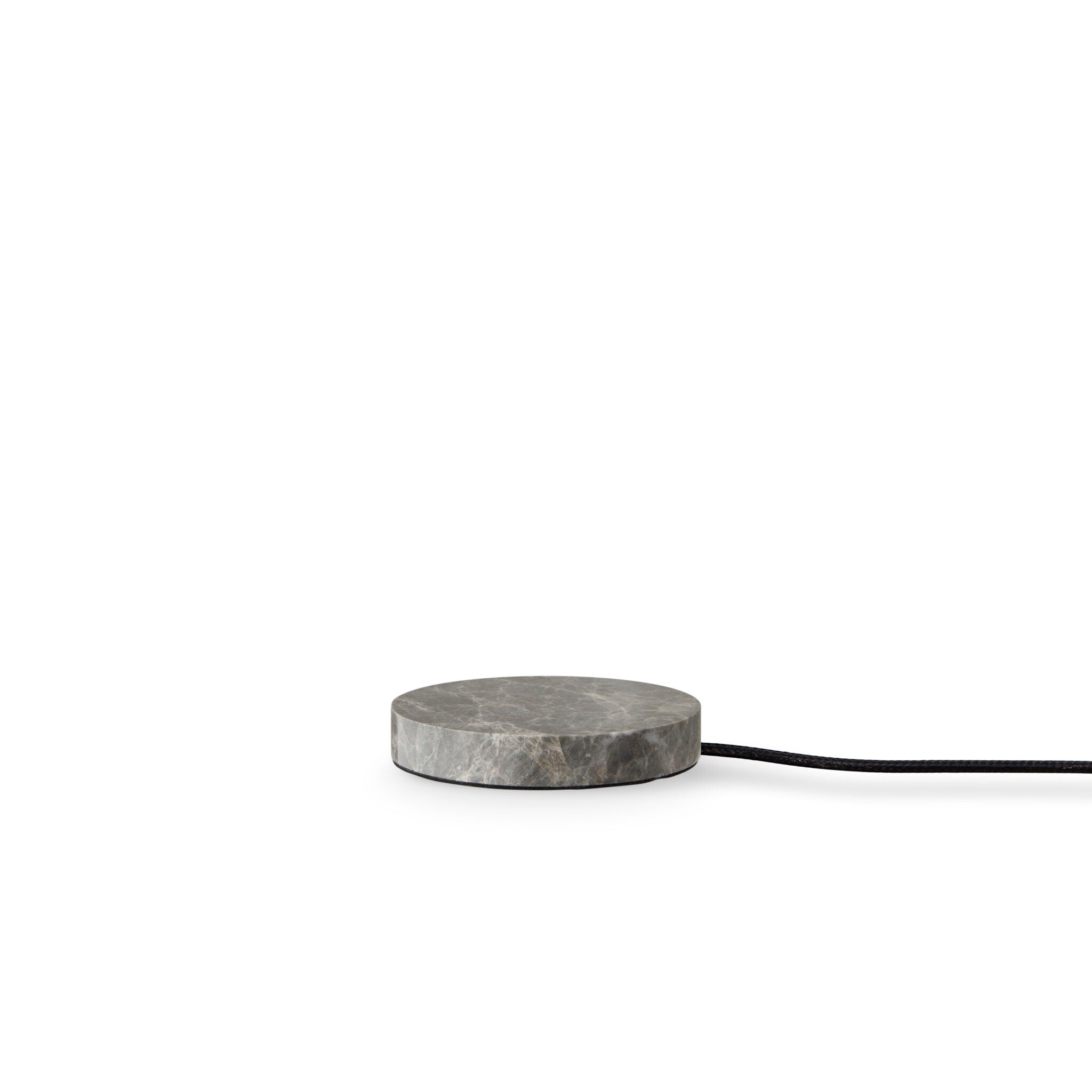 Chaque lampe est fabriquée à la main, avec du marbre brut sculpté et un globe en verre soufflé délicatement posé.