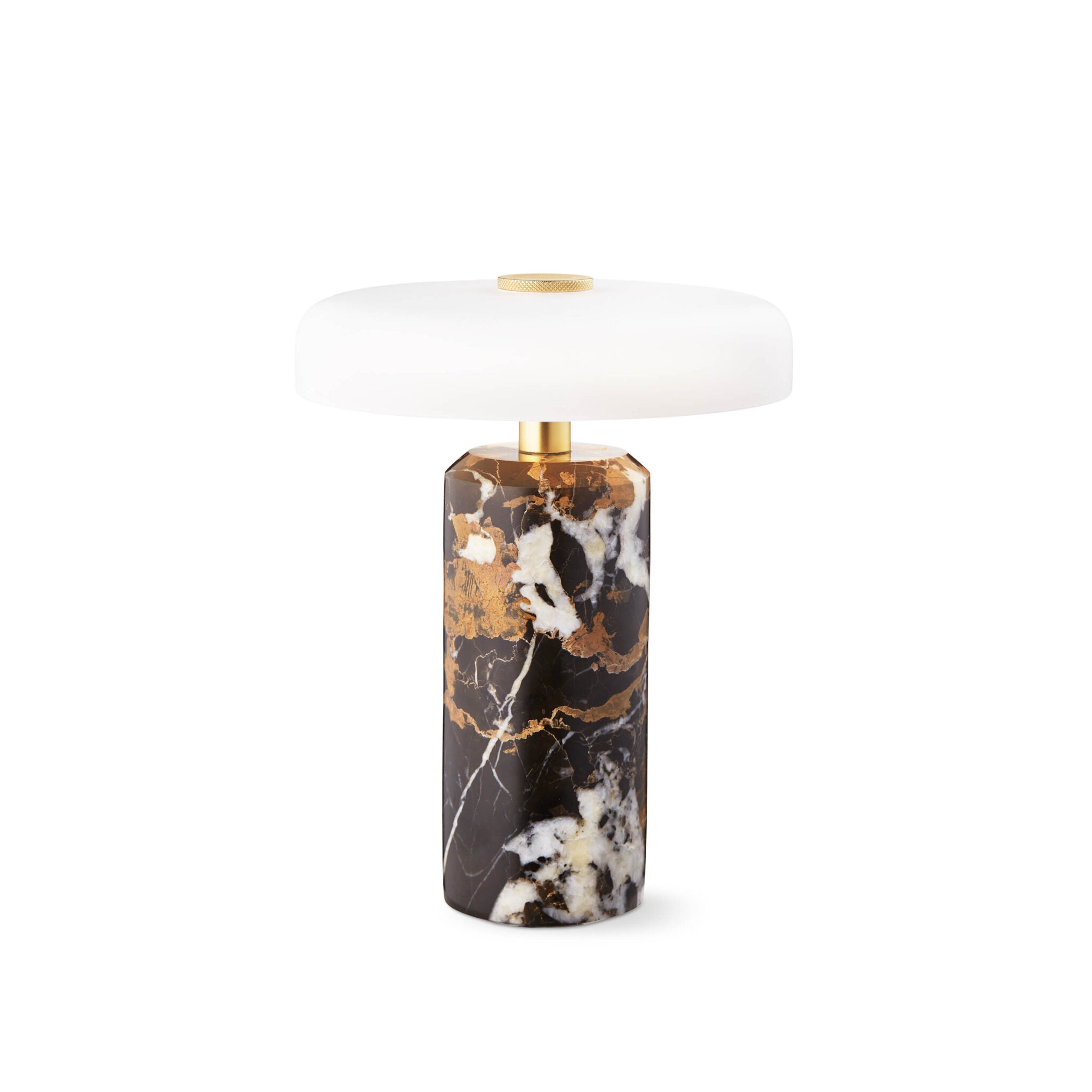 Artisanale et rechargeable, cette lampe de table en marbre met en valeur la pureté des matériaux naturels et du verre soufflé à la bouche.