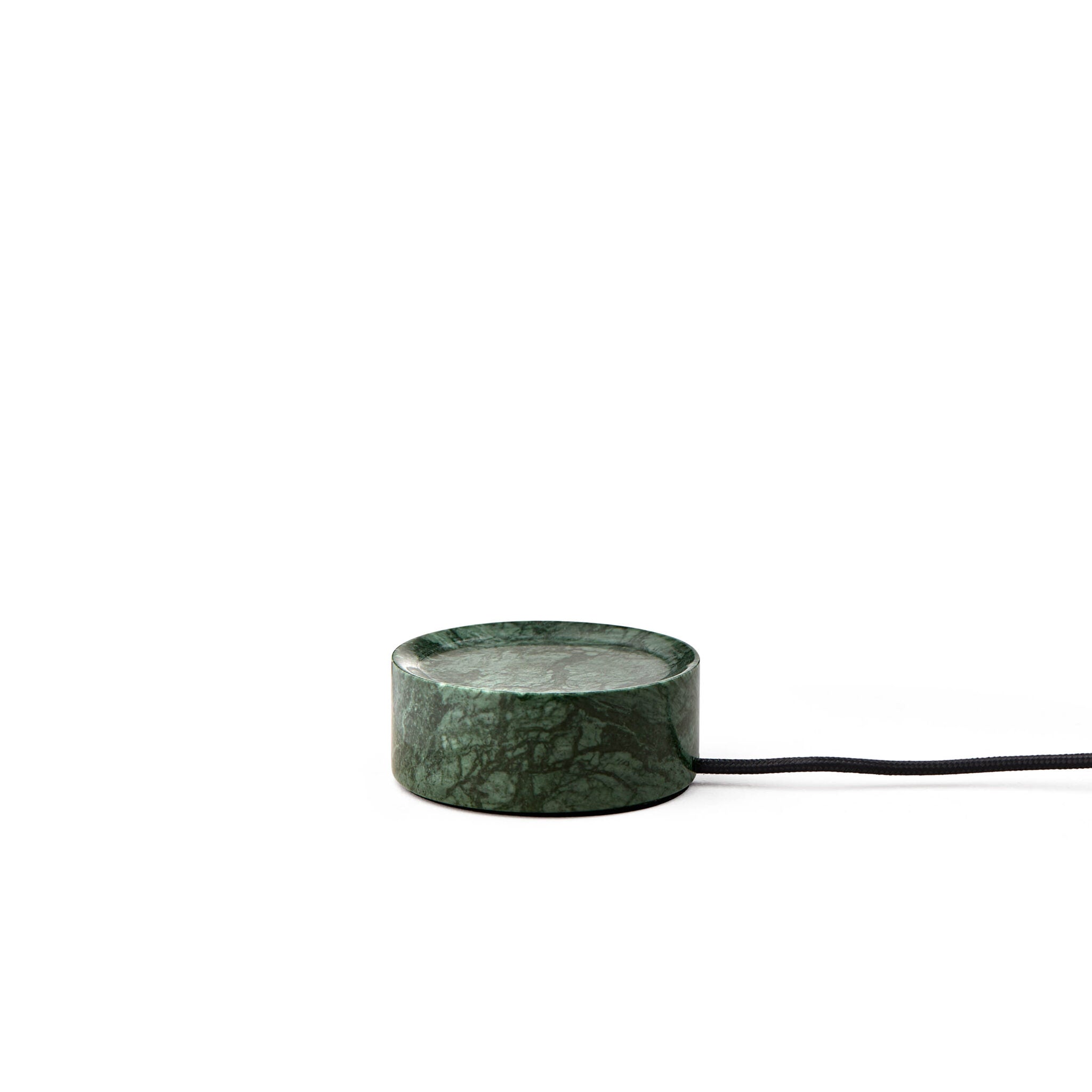  Idéale en toute saison, cette lampe artisanale à poser diffuse une lumière douce en intérieur comme en extérieur. Rechargeable et faite main.