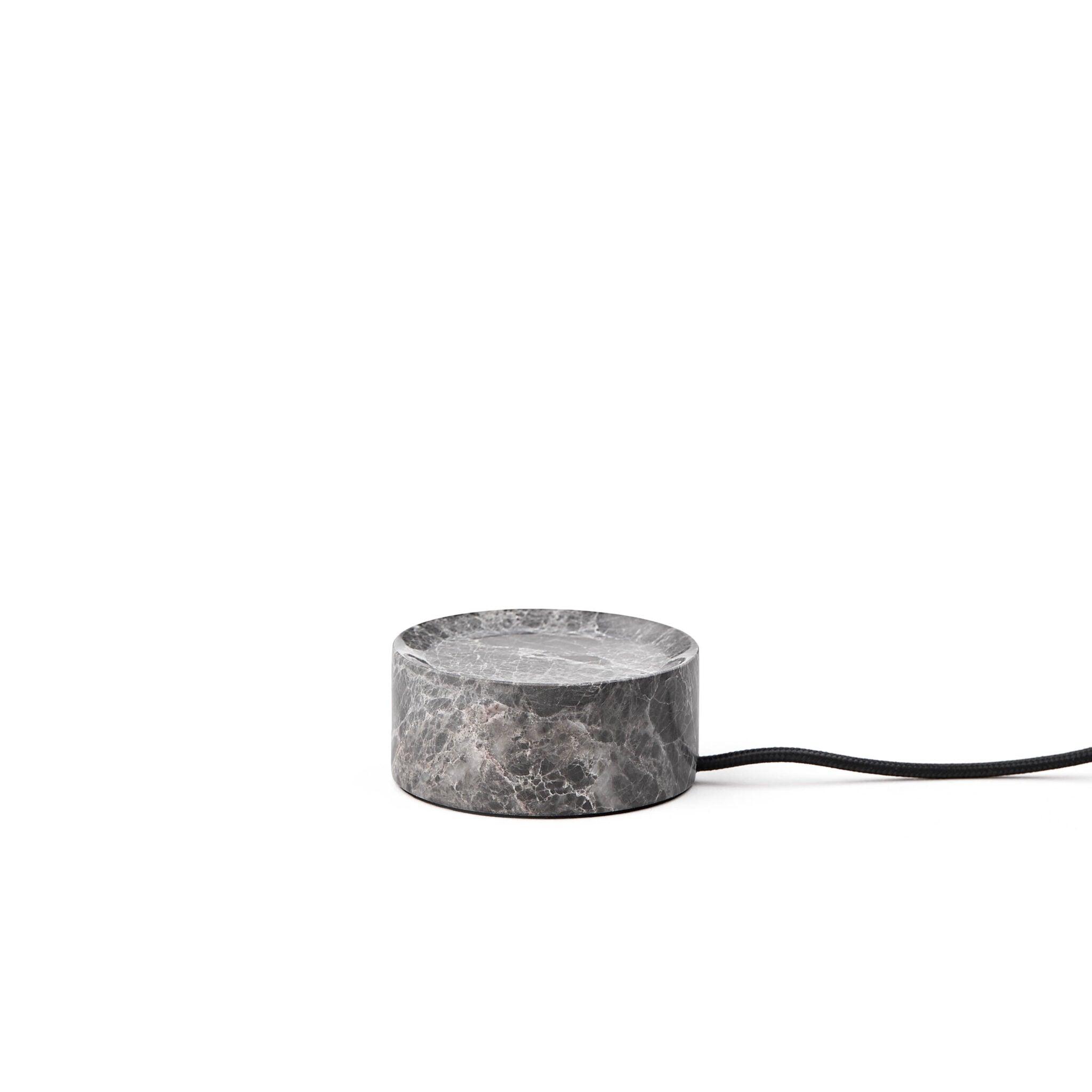 Une lampe à poser rechargeable et sans fil, réalisée à la main en marbre brut. Elle s’intègre naturellement à un intérieur ou une terrasse.