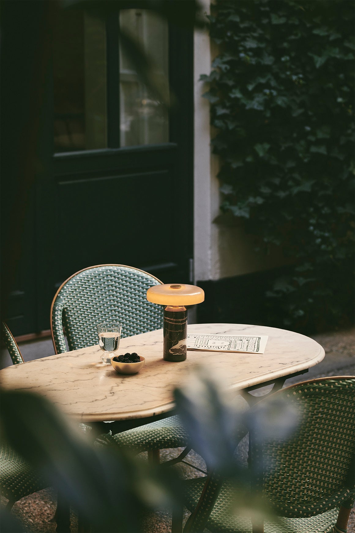  Chaque pièce est unique, façonnée à la main en marbre brut avec un globe soufflé pour une lumière douce.
