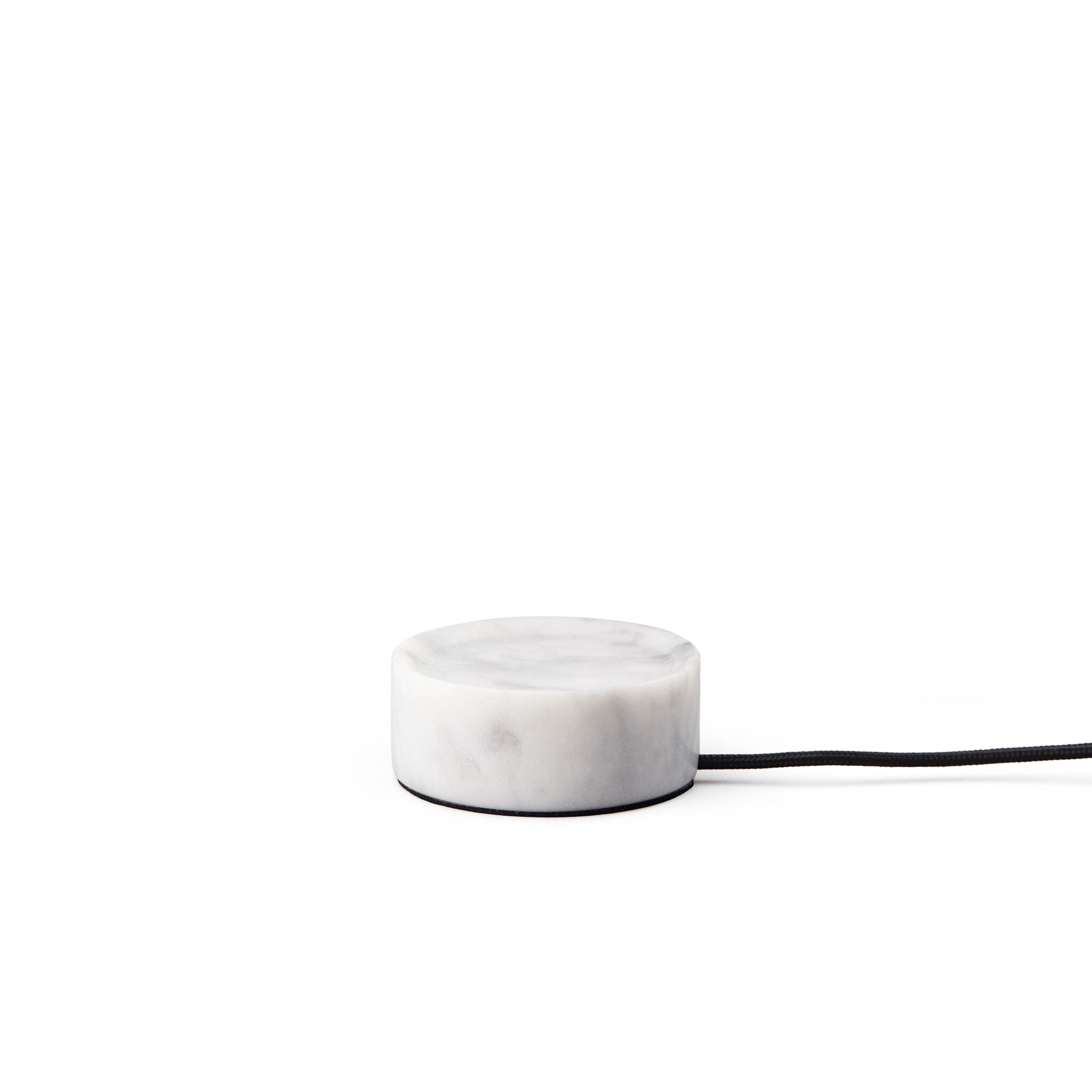 Une lampe à poser en marbre brut, rechargeable et artisanale, avec un verre soufflé à la bouche pour une ambiance douce et poétique.