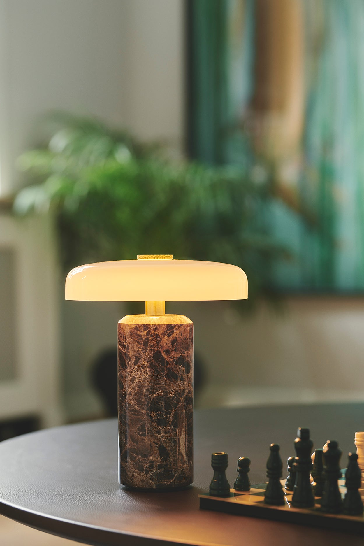 Cette lampe en marbre, faite à la main et rechargeable, offre une ambiance douce grâce à son verre soufflé. Parfaite pour le salon ou la terrasse.