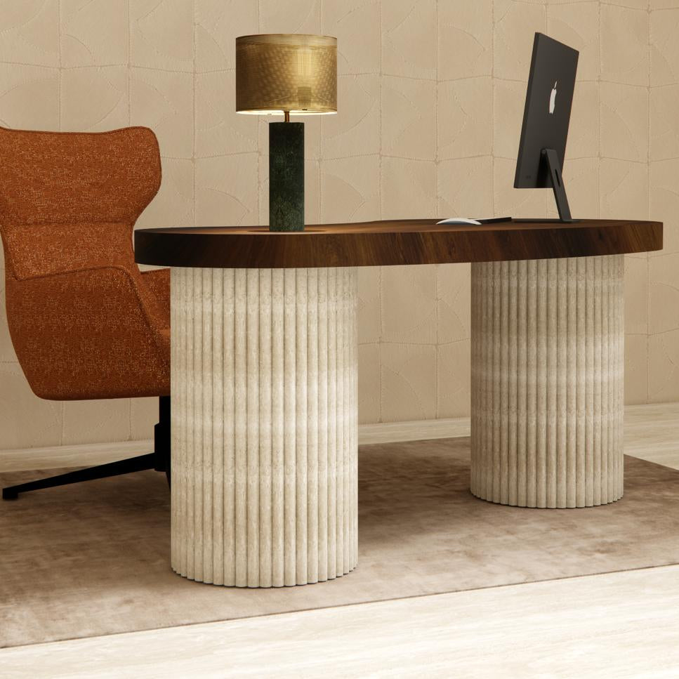 Vue latérale d’un bureau en noyer massif avec double pied en travertin et tiroir intégré.