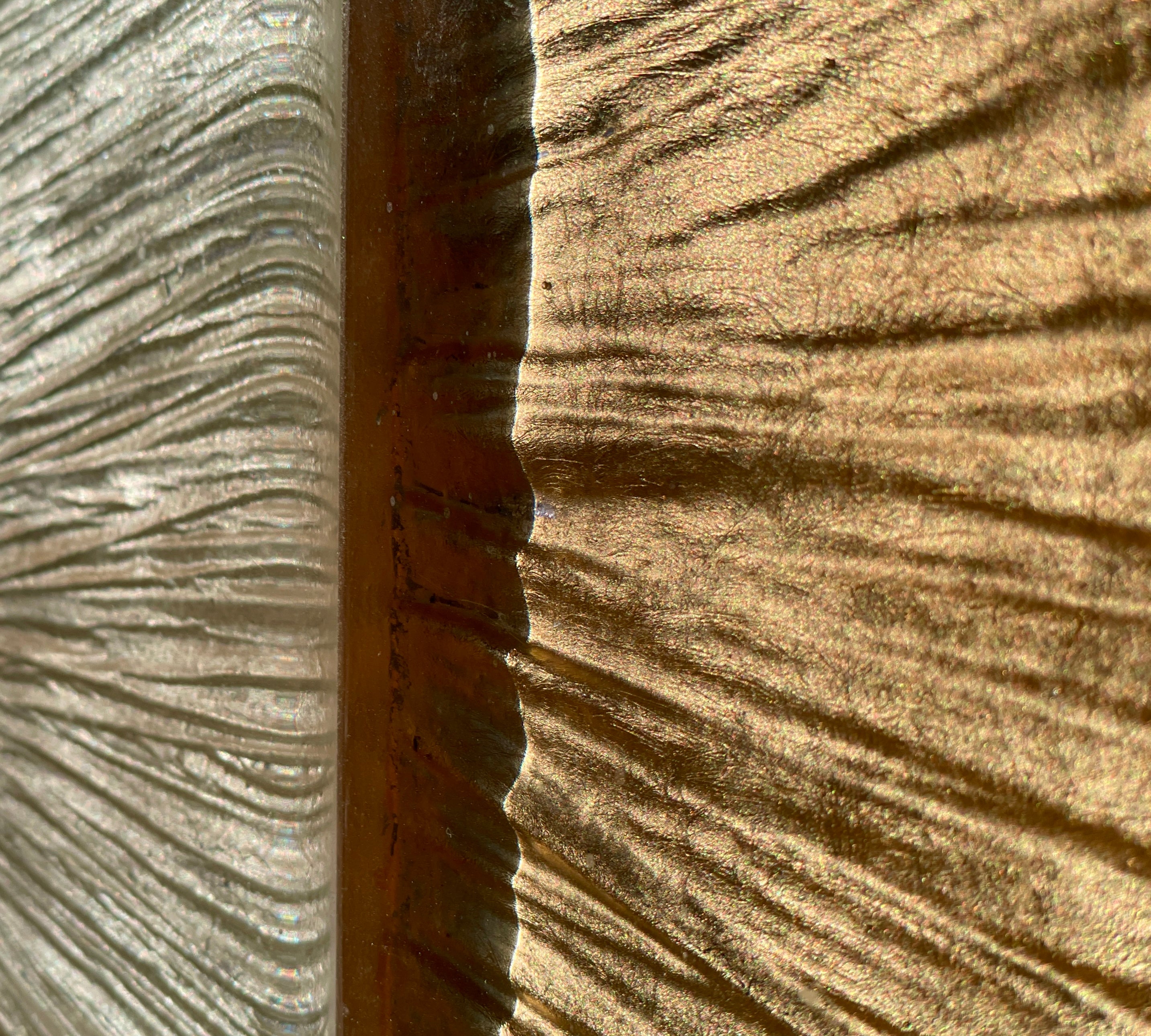 Mobilier d’art en chêne massif et verre sculpté fabriqué à la main, pièce unique haut de gamme.